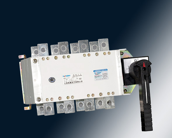 NMGLZ1-63A~3150A轉(zhuǎn)換隔離開(kāi)關(guān)（雙投開(kāi)關(guān)）上下組合運(yùn)用于兩條低壓電路切換或者兩個(gè)負(fù)載設(shè)備的轉(zhuǎn)換或安全隔離等。…