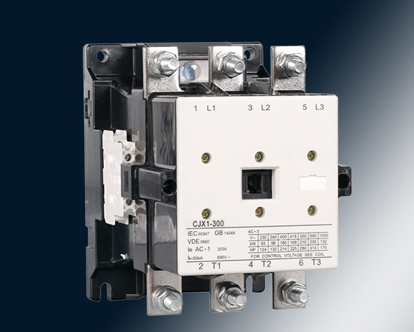 CJX1交流接觸器適用于交流50Hz或60Hz、電壓至690V、電流至475A的電力線(xiàn)路中，供遠(yuǎn)距離頻繁起動(dòng)和控制電動(dòng)機(jī)及接通與分?jǐn)嚯娐贰＝?jīng)加裝機(jī)械聯(lián)鎖機(jī)構(gòu)后組…